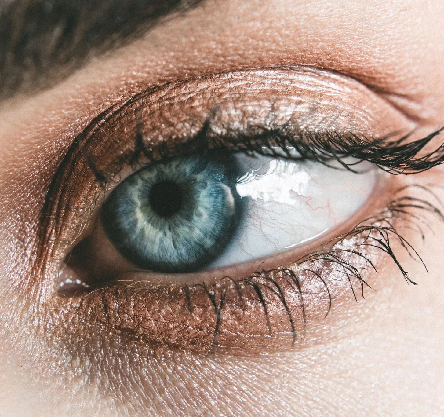 Wat te doen tegen hangende oogleden? Chirurgische en niet-chirurgische behandelingsopties